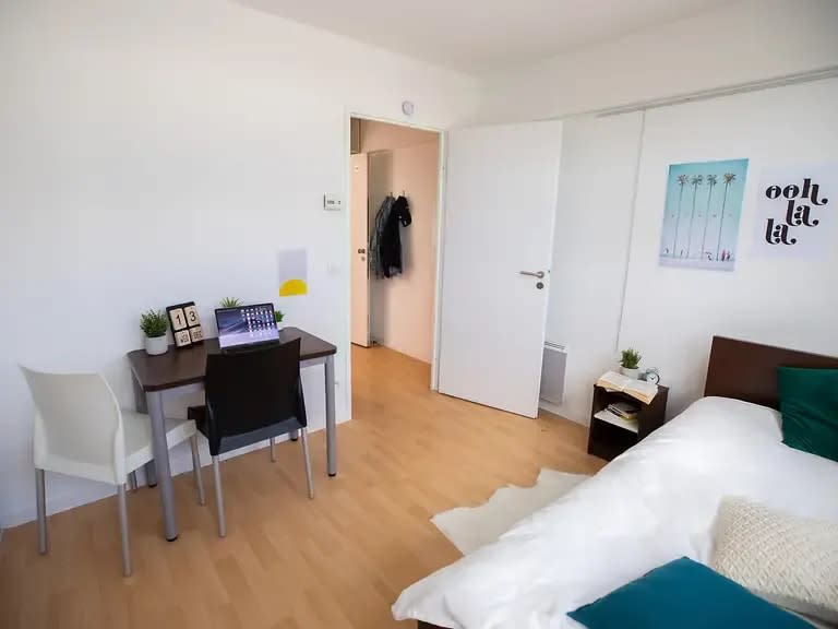 Two-Bedroom Apartment in Lille 12
