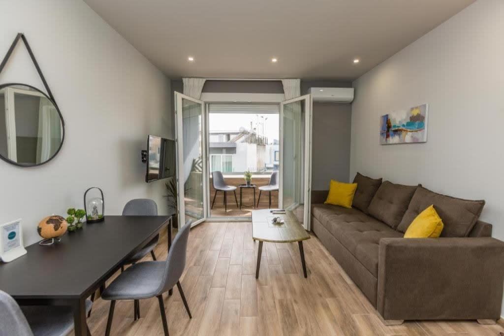 One-bedroom Apartment in Athina 10