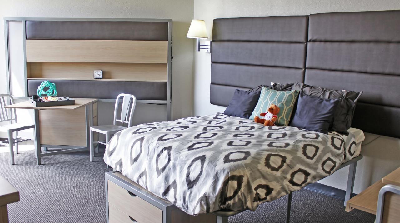 Simple-King Bed in Montréal 23