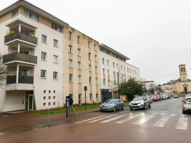 2- Bedroom Apartment with Balcony in Talence