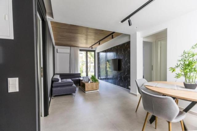Varkiza Luxury Three-Bedroom Apartment Suite