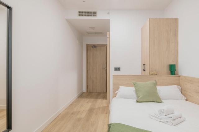 Single in a 4-bedroom flat