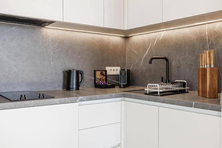 Raise Se7en One-Bedroom Apartments in Iraklio 5