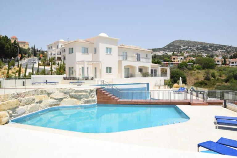 Tala Luxury Apartments with pool by Raise in Tala 3