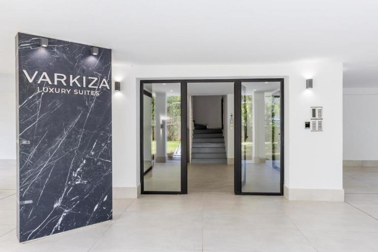 Three-bedroom Apartment in Vari 3