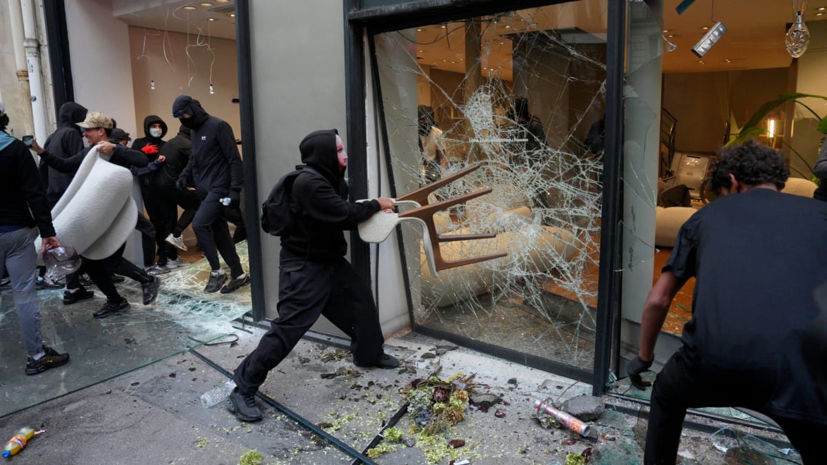 France Imposes Curfews in Paris, Nice After Riots