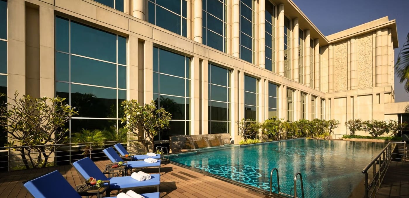 Piscine et façade vitrée du Taj Santacruz, voisin de l'aéroport de Mumbai