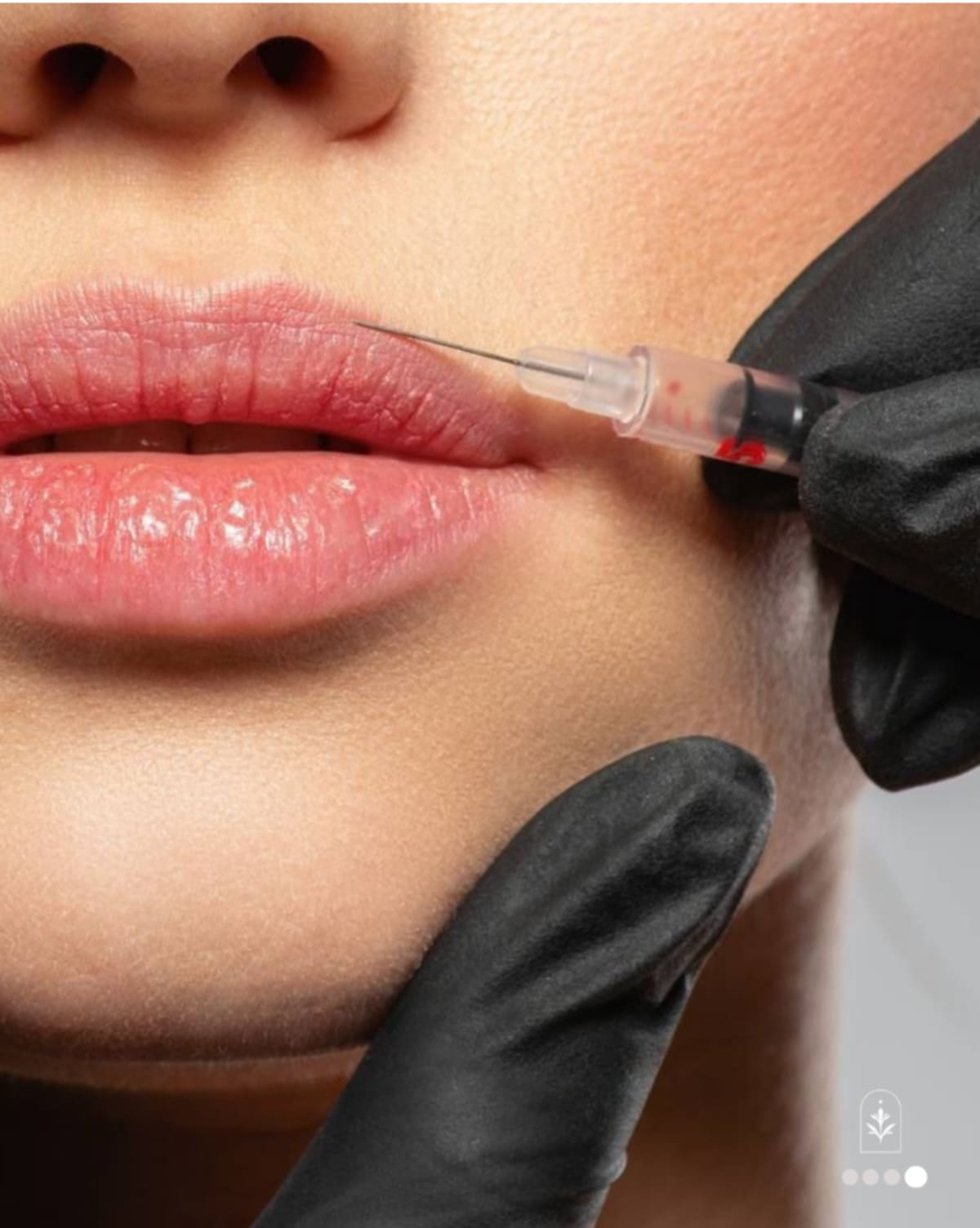 Signature Hydro-Cleansing Facial - Mouna MédiSpa