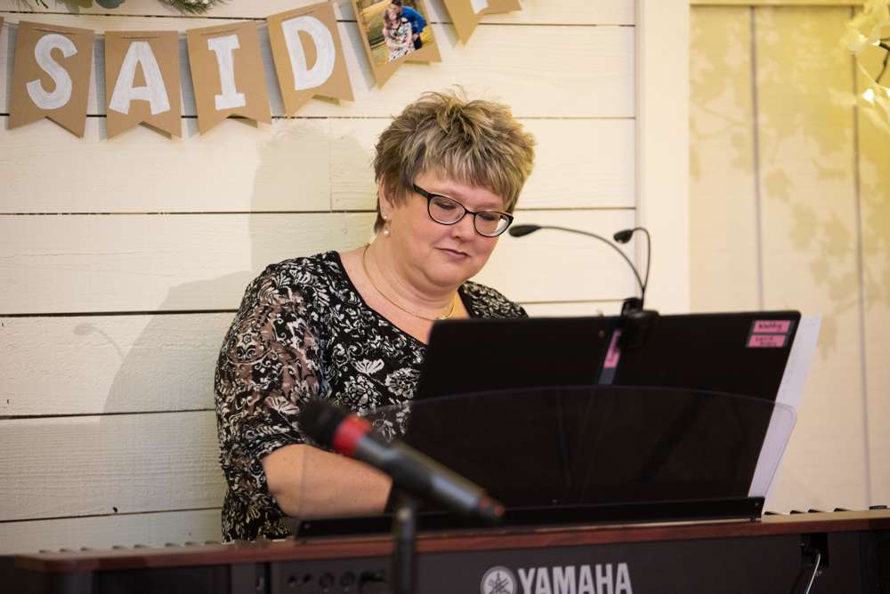 piano playing at wedding