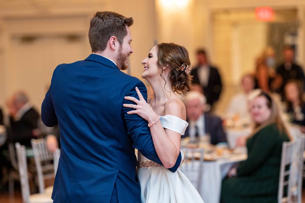 How to Be Relaxed and Look Natural in Wedding Photos