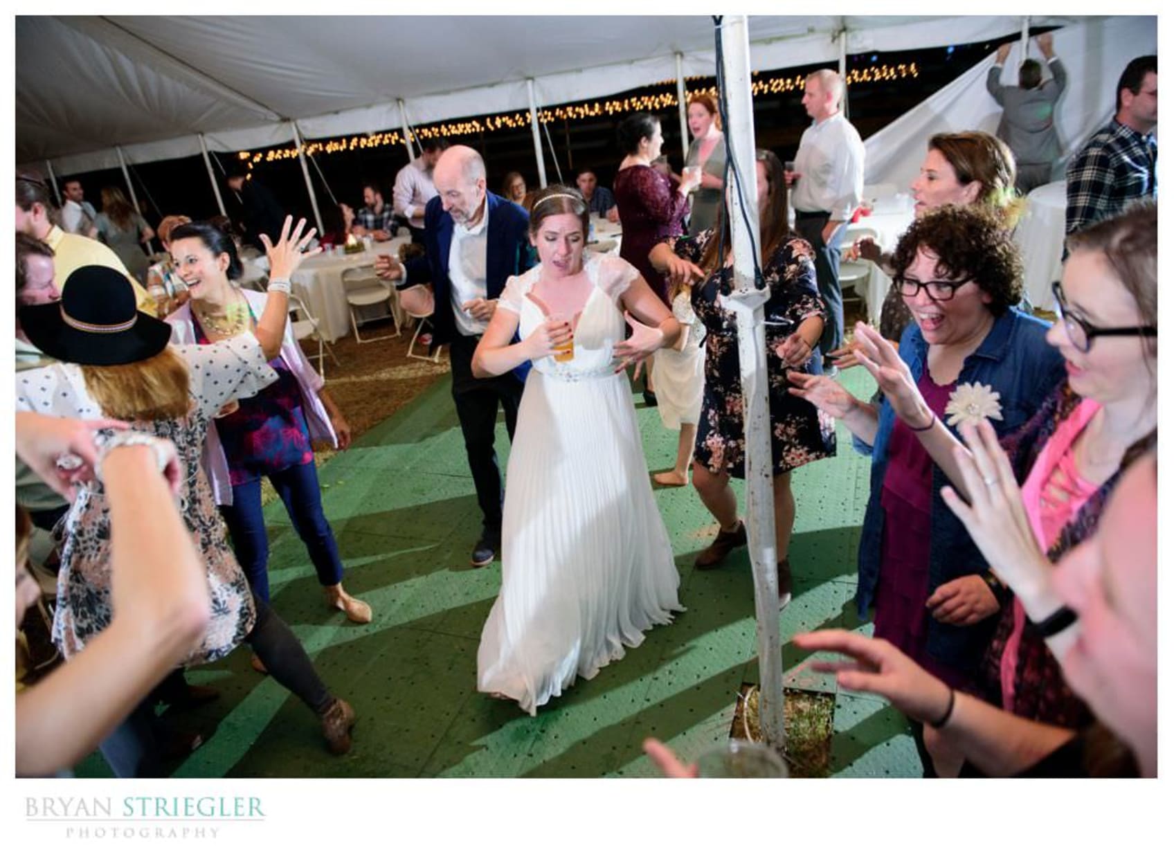 How to hide the bride at an outdoor wedding | Beachweddingtips.com
