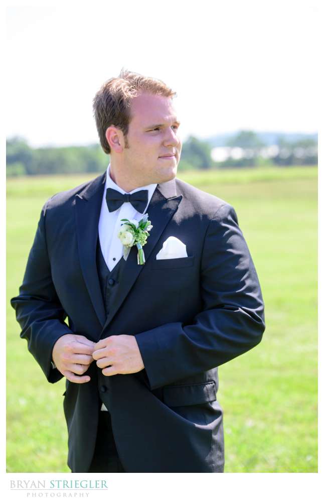 groom posing