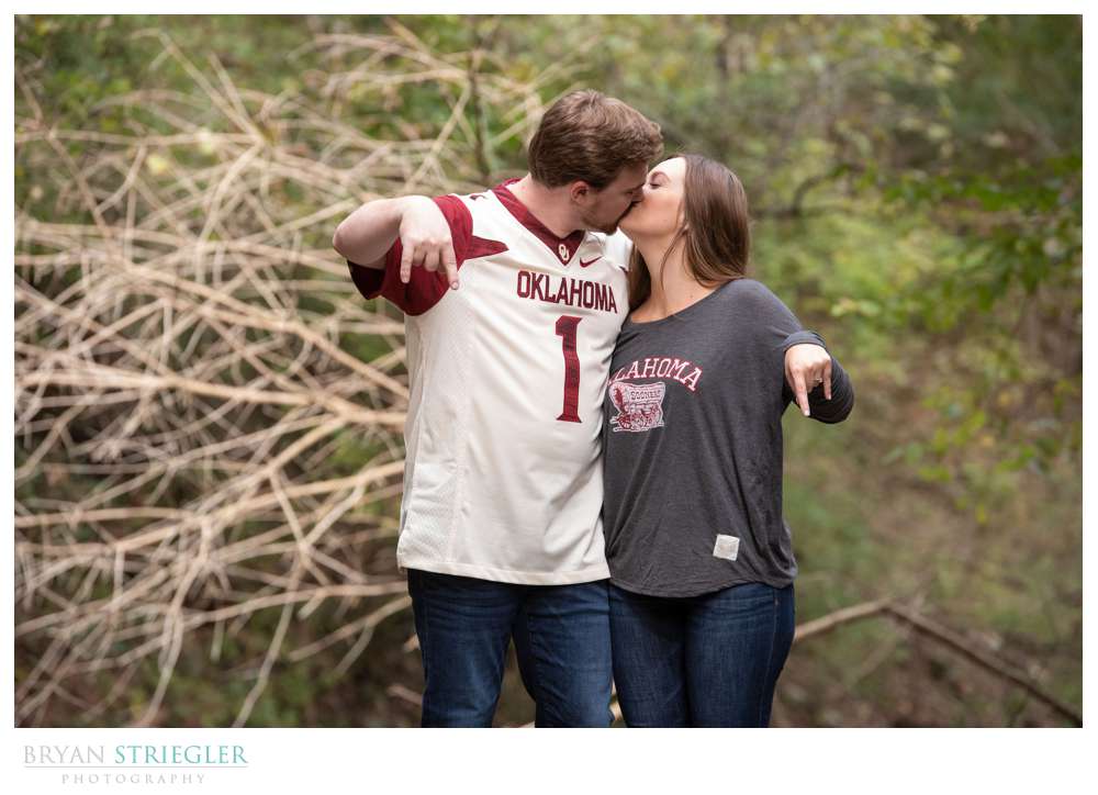 couple in OU jerseys