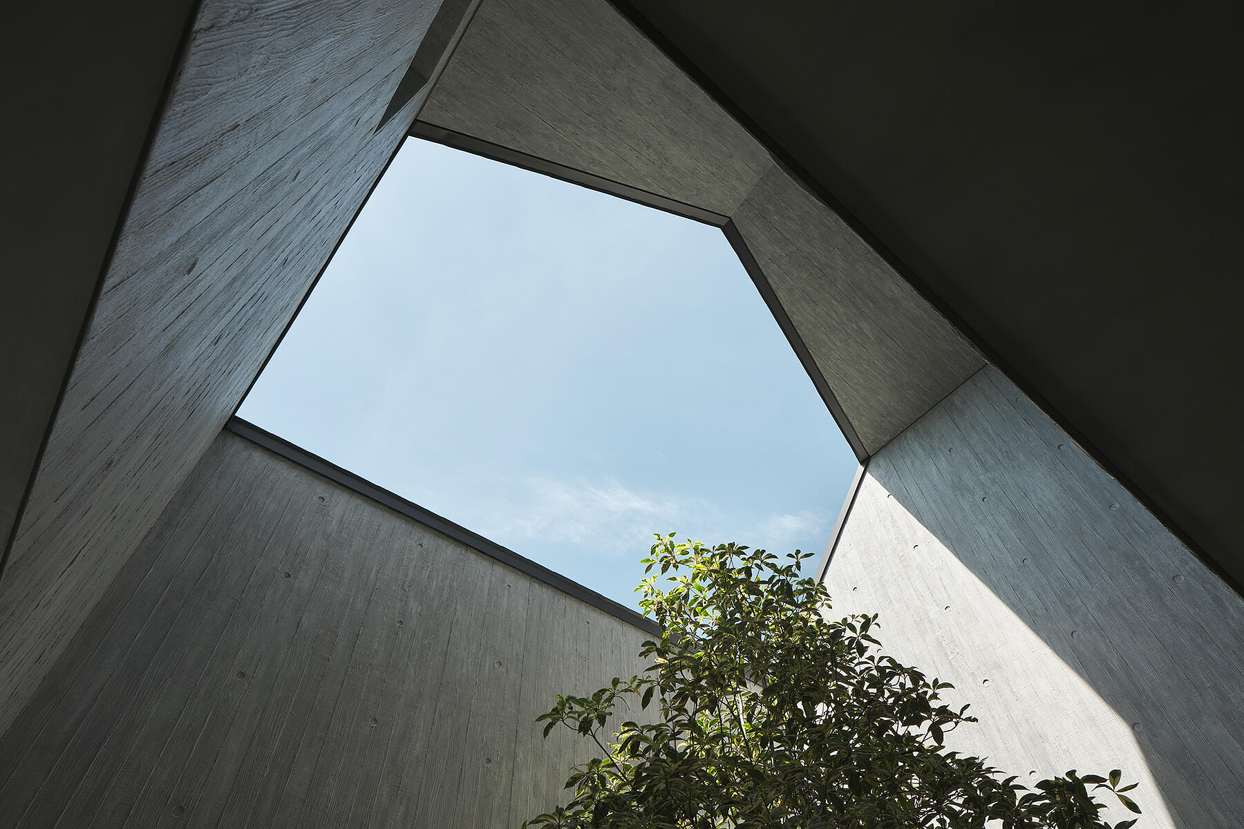 https://res.cloudinary.com/dhqpdxwh7/image/upload/v1669209834/clone-neriandhu-uploads/neri_hu_project_singapore_residence_photo_by_fabian_ong_3_e2b25d04a4.jpg