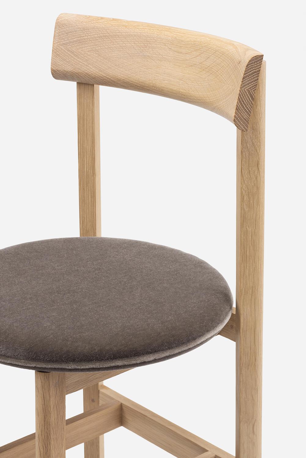 https://res.cloudinary.com/dhqpdxwh7/image/upload/v1669210569/clone-neriandhu-uploads/nerihu_petit_chair_01_8eaf986458.jpg