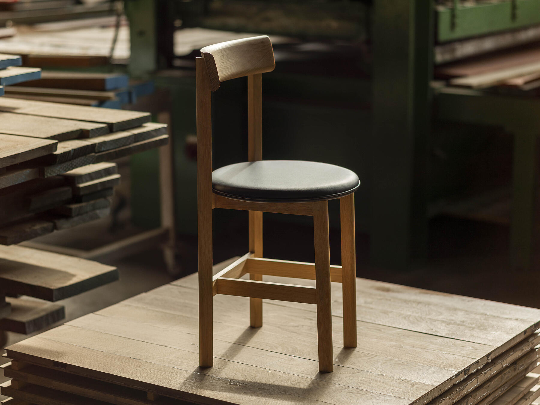 https://res.cloudinary.com/dhqpdxwh7/image/upload/v1669210570/clone-neriandhu-uploads/nerihu_petit_chair_08_804af4ce0a.jpg