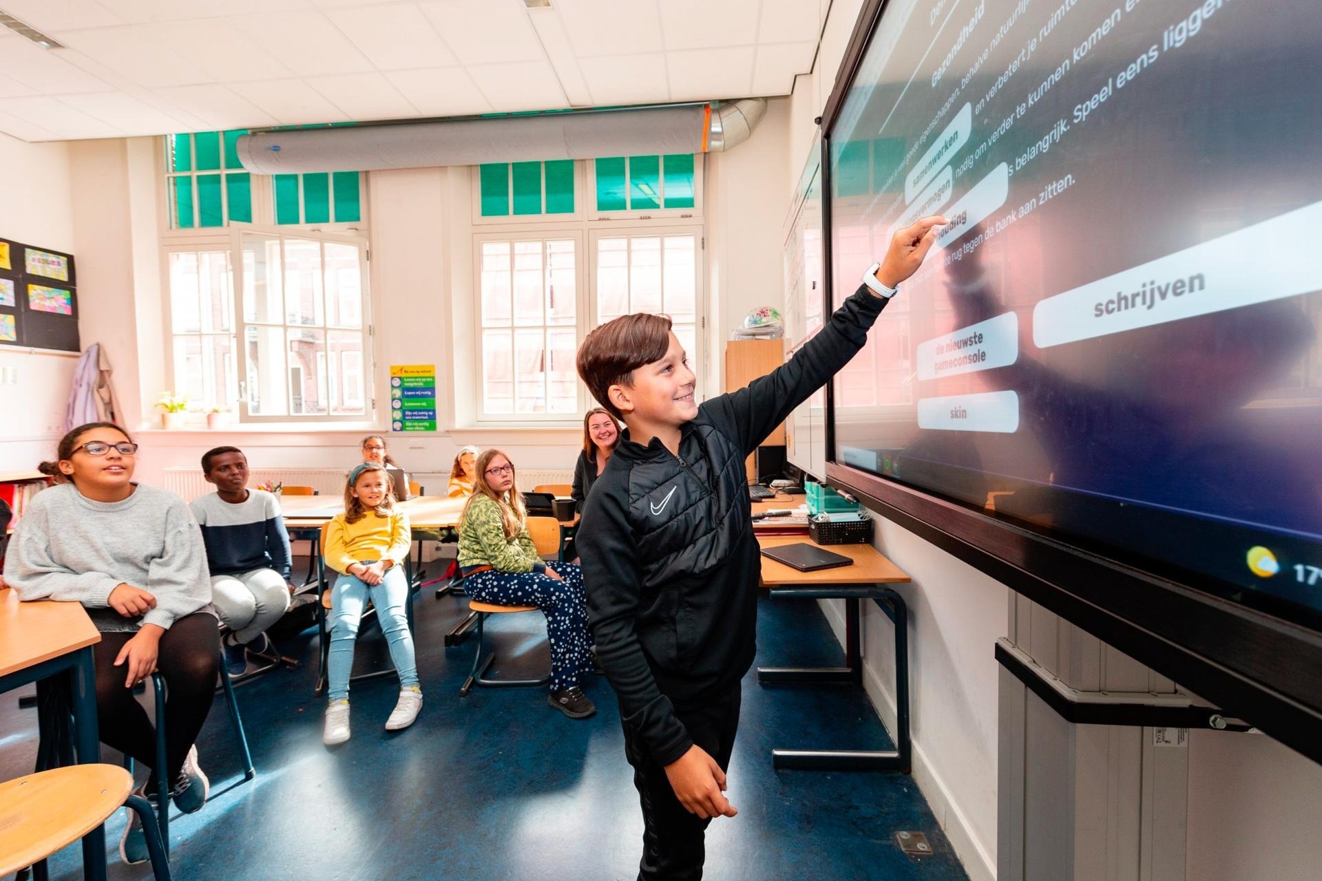Leerlingen spelen MediaMasters in de klas