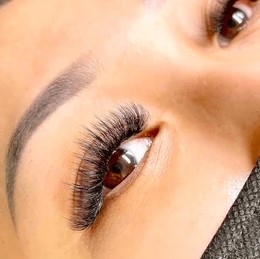 HYBRID VOLUME LASH SET.