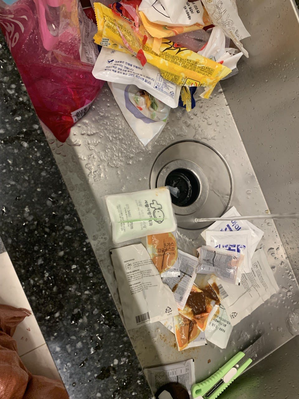 서울 용산구 한남동 이사 폐기물 처리 현장 - 냉장고에서 나온 얼음팩과 소스류를 정리하는 에코프렌즈 전문가