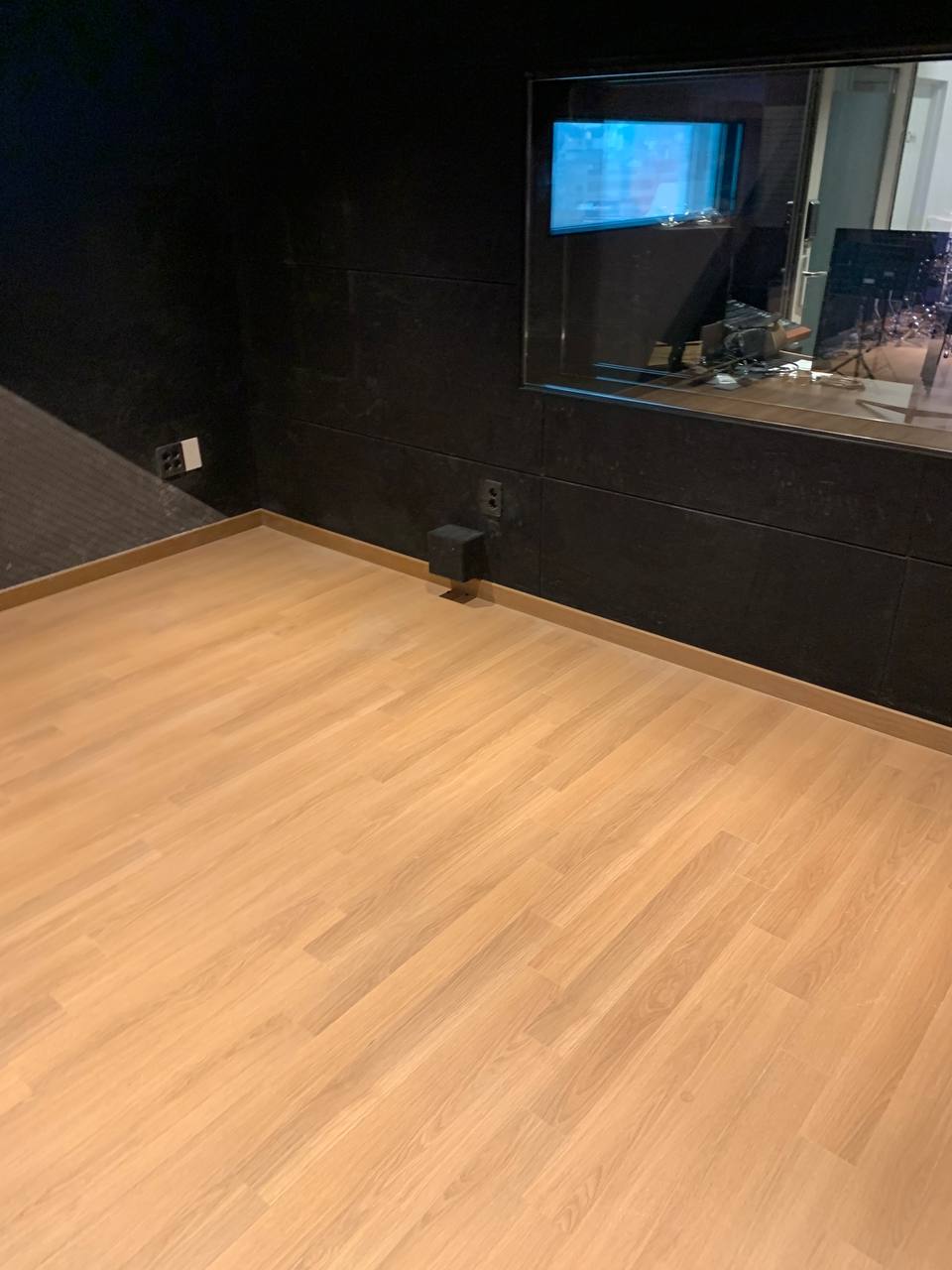 서울 마포구 음악학원 가벽 철거 및 폐기물 처리 완료 후 깨끗하게 정리된 현장