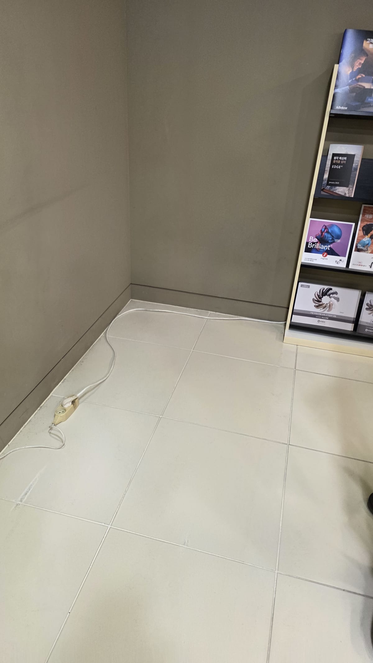 안마의자 철거 완료 후 깔끔하게 정리된 사무실_에코프렌즈
