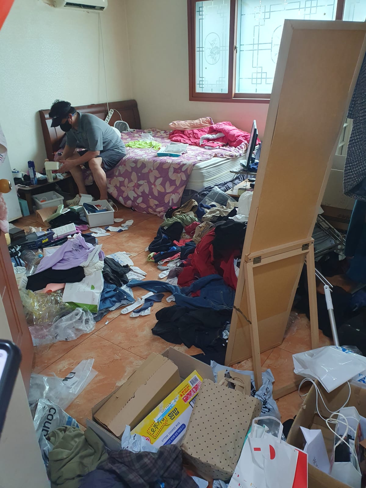 부천 쓰레기집 폐기물 처리 작업 전 방 내부 모습_에코프렌즈