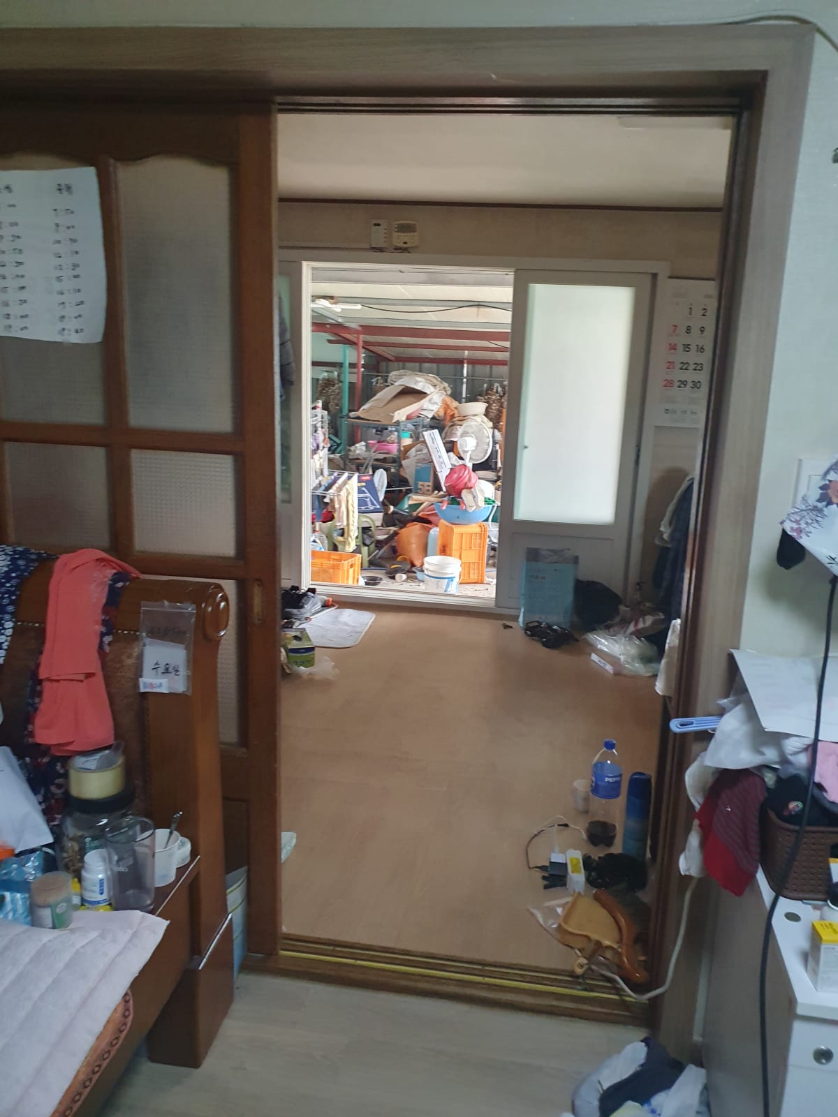 시골주택 거실에서 안마의자 분해 작업을 진행하는 현장_에코프렌즈