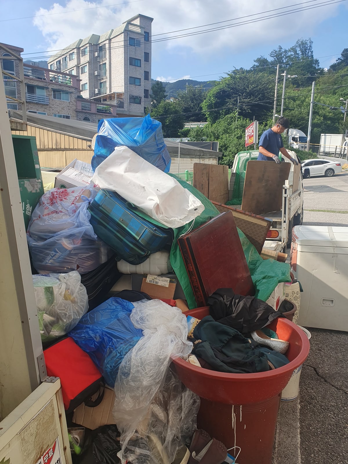 가구와 생활폐기물이 혼합된 남양주시 이사폐기물 현장_에코프렌즈