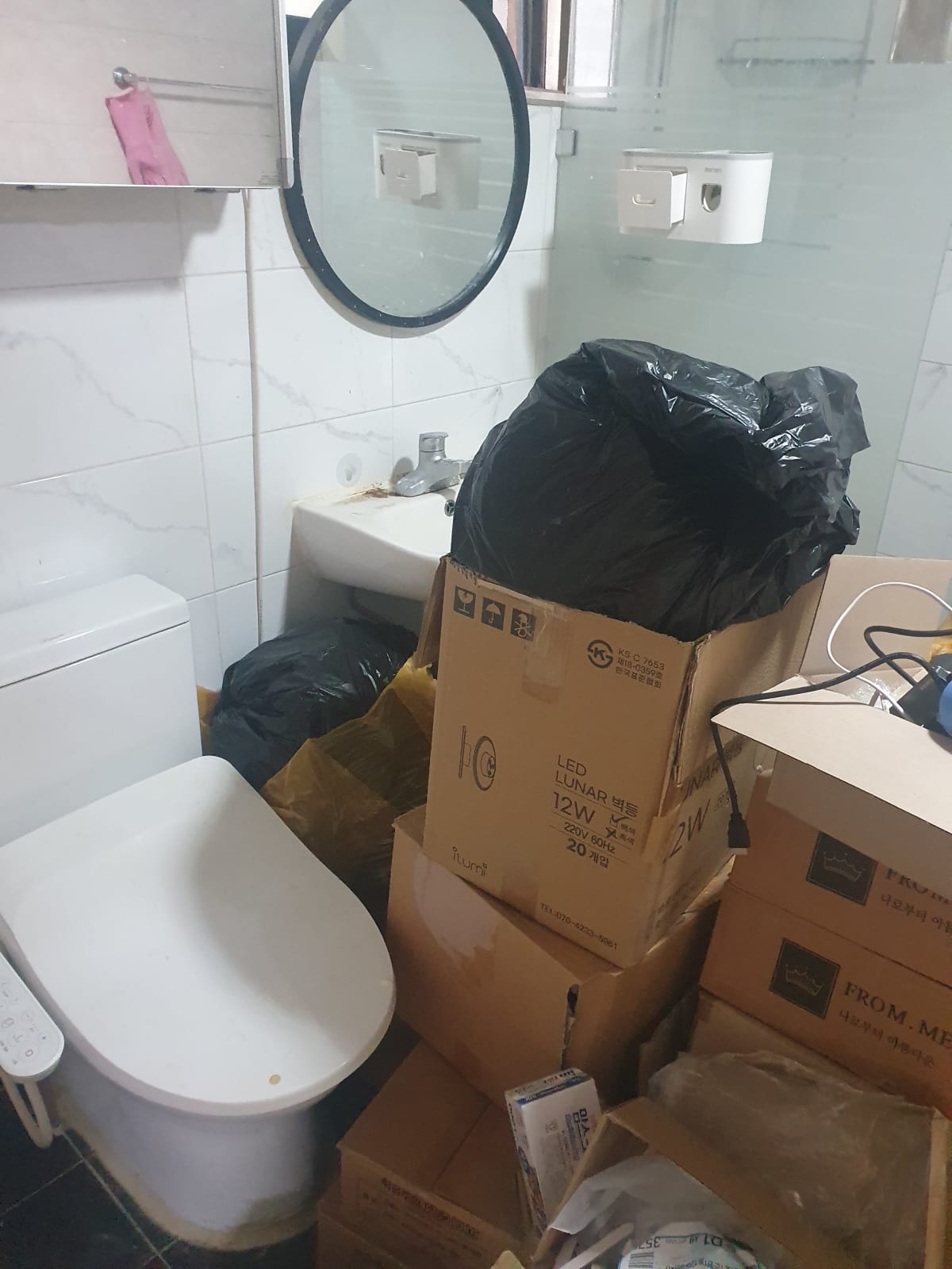 화장실 적치 폐기물 작업 현장_에코프렌즈