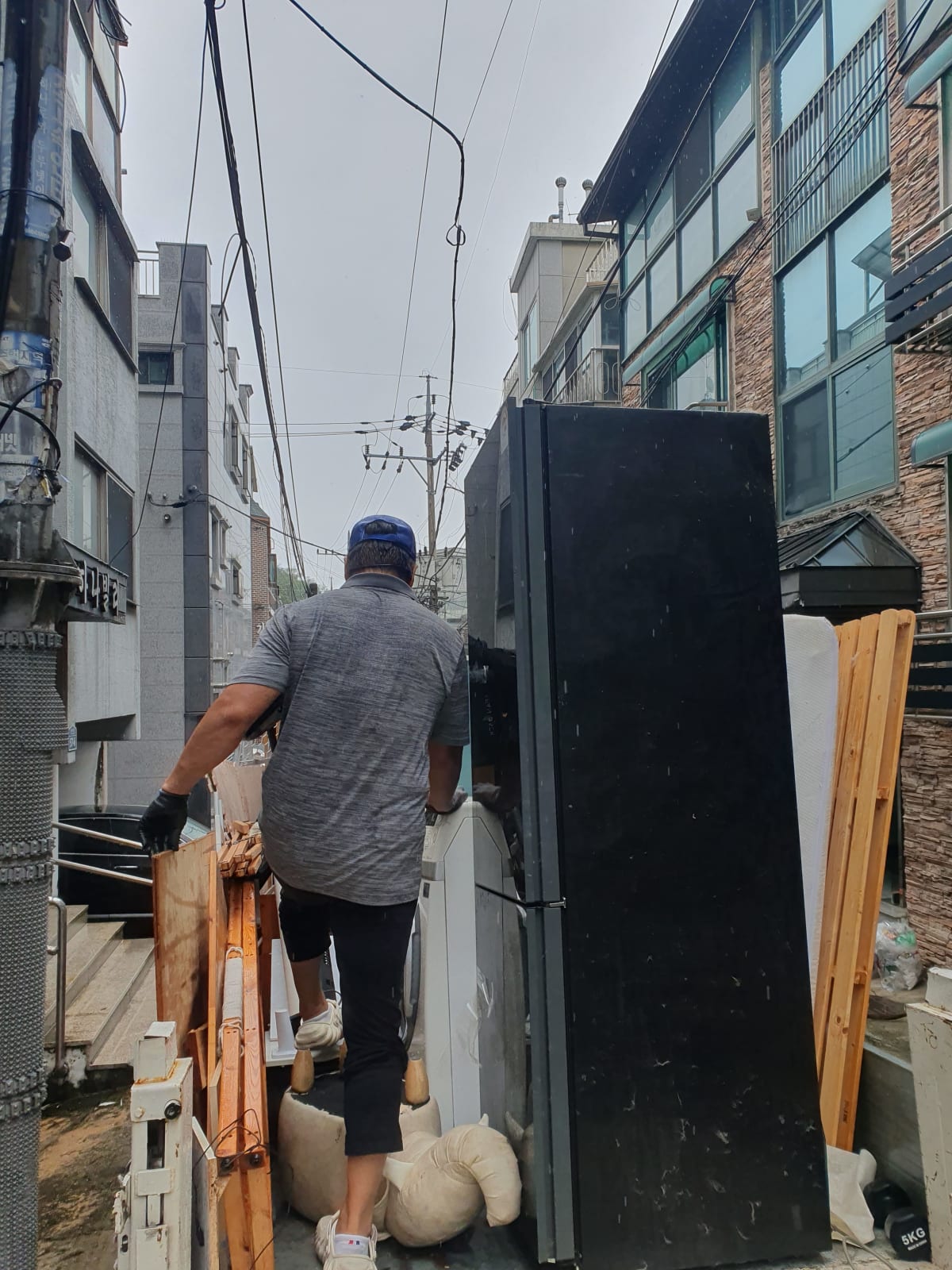 냉장고와 대형 가전을 안전하게 적재하는 모습_에코프렌즈