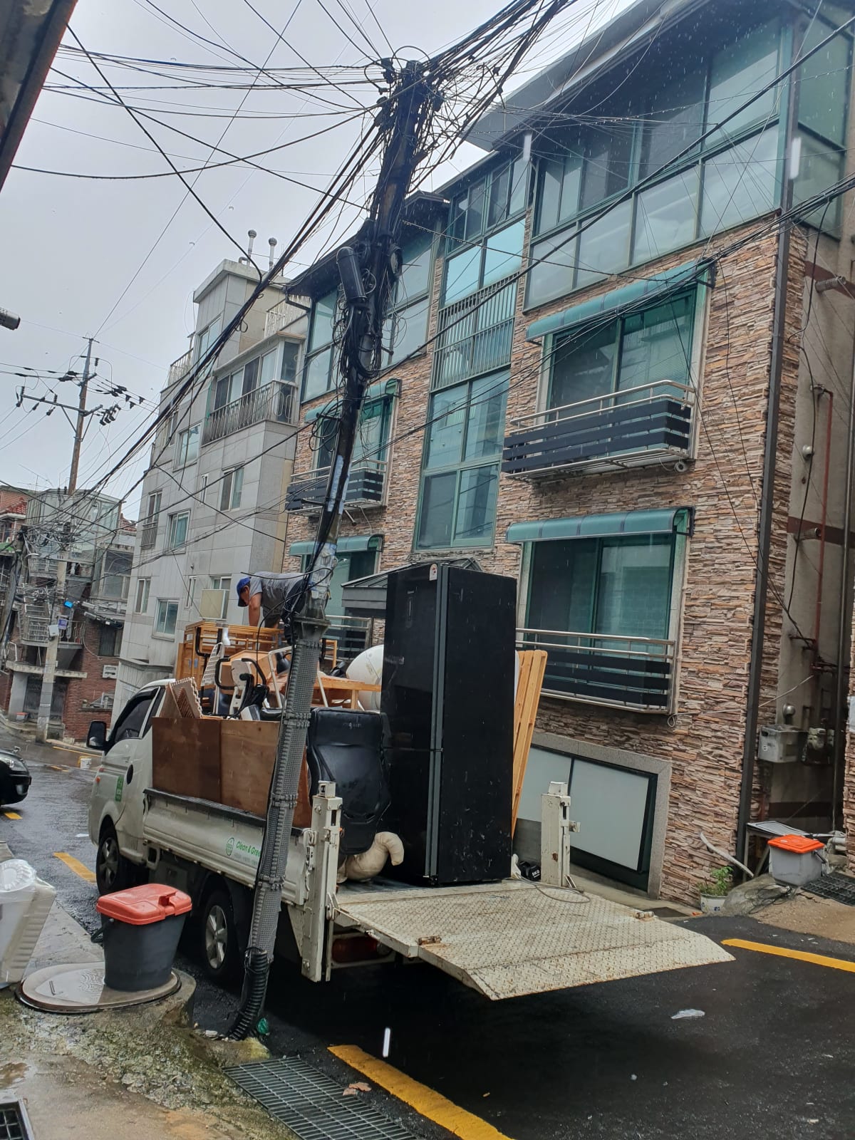 비 오는 날 관악구 빌라 폐기물 수거 현장_에코프렌즈