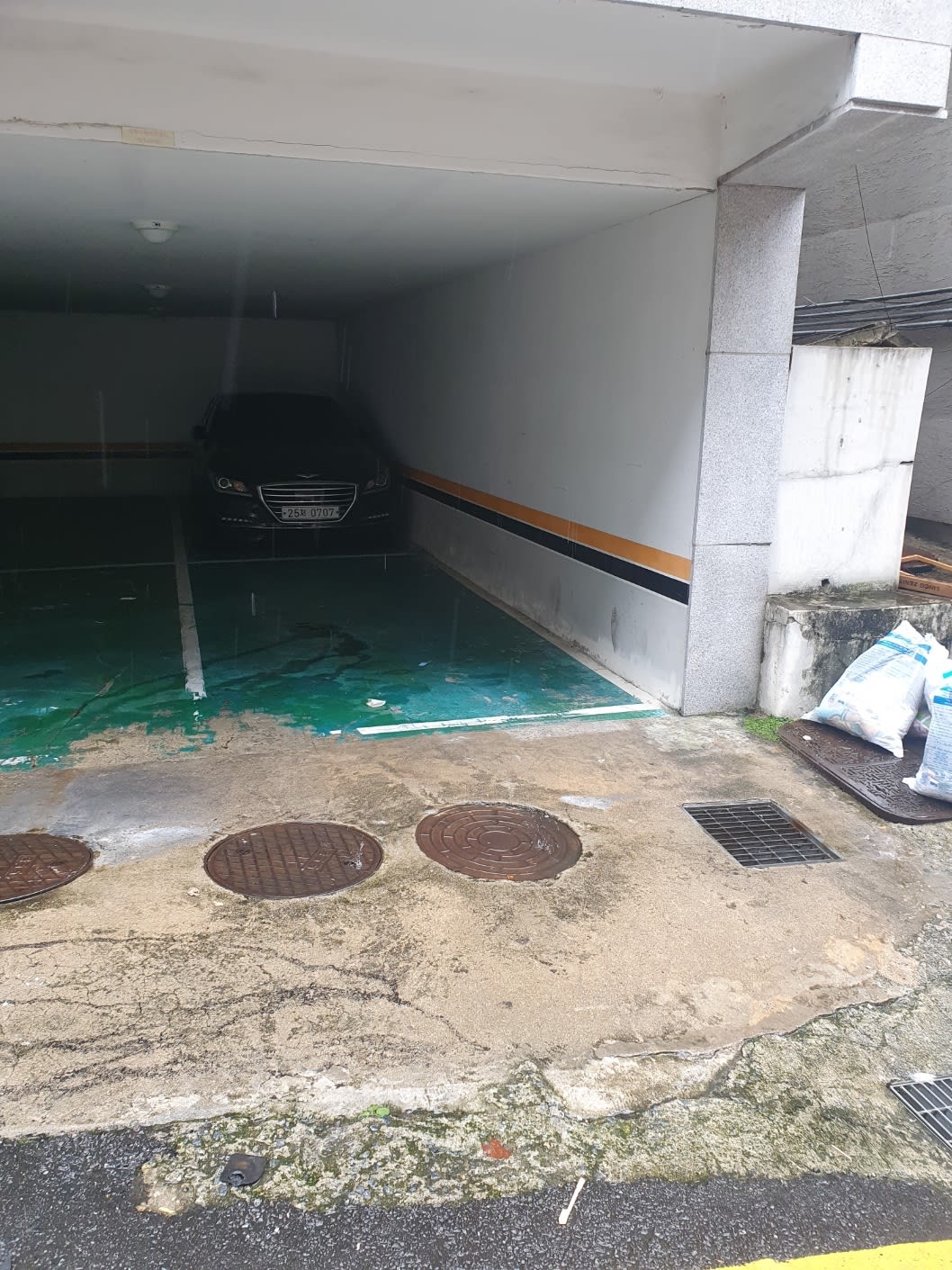 폐기물 수거 후 깨끗하게 정리된 주차장_에코프렌즈