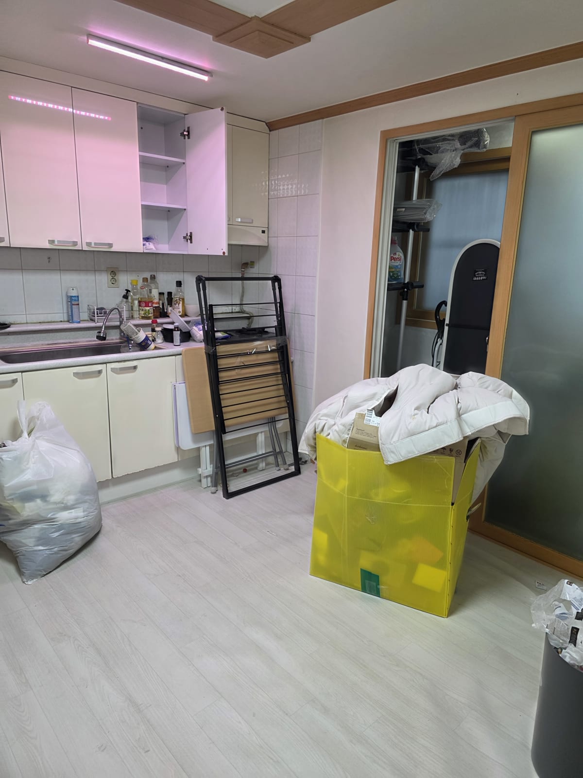 봉천동 가정집 주방에 남아 있던 생활용품과 이사폐기물_에코프렌즈