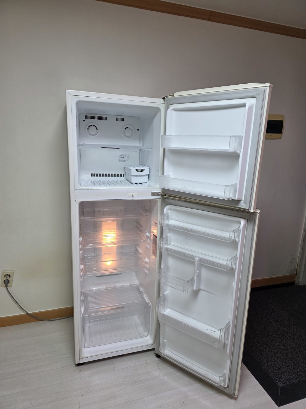 음식물과 생활용품을 모두 비운 냉장고 작업 완료 모습_에코프렌즈