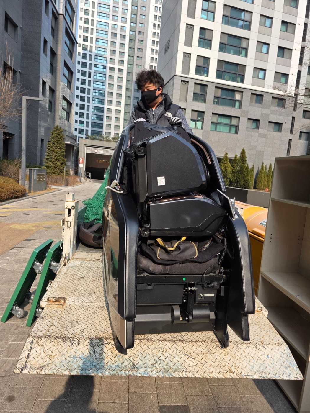 광명시 철산동 아파트에서 반출한 대형 안마의자 차량 적재_에코프렌즈