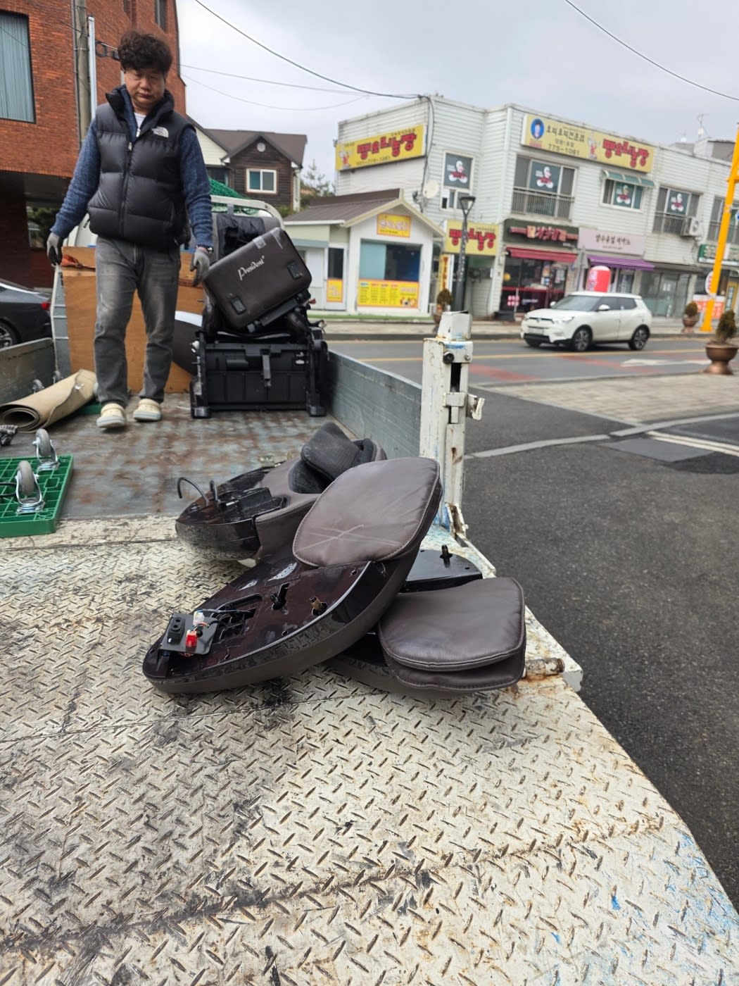 양평군 안마의자 계단 운반 후 차량 적재 모습_에코프렌즈