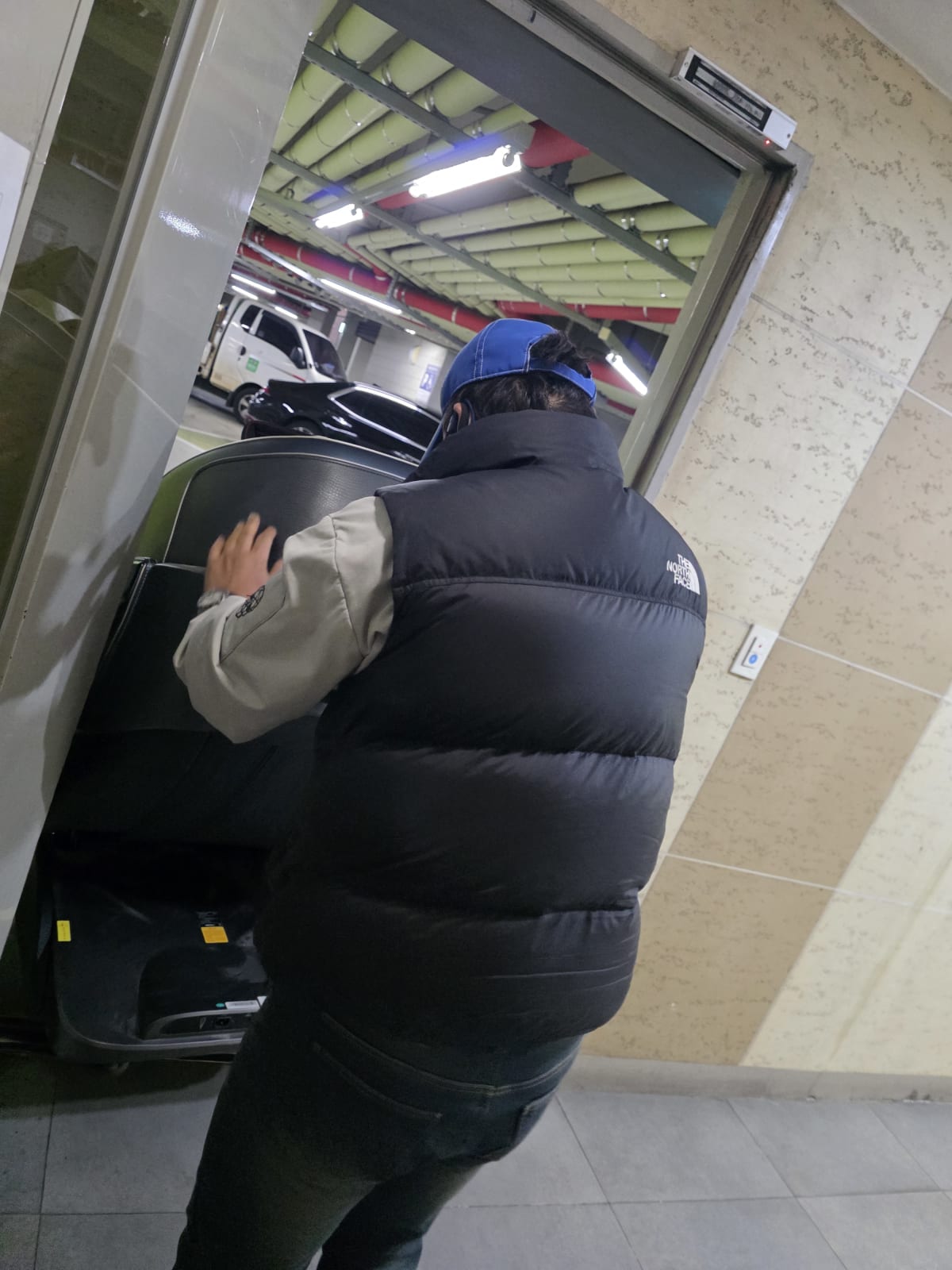 좁은 지하주차장 출입구를 통과하는 안마의자 수거 작업_에코프렌즈