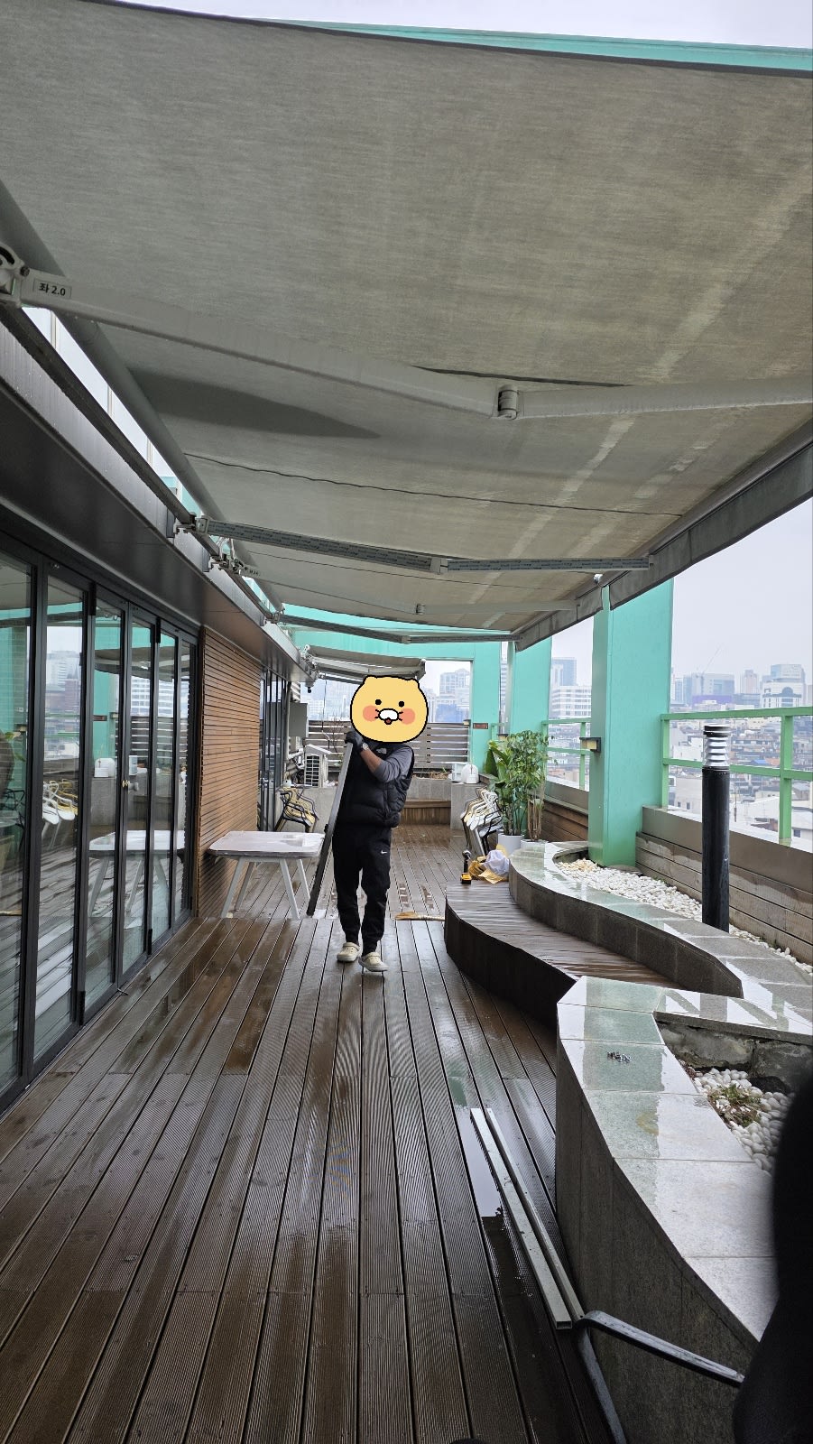 강남 사무실 옥상 대형 책상 폐기물 운반 모습_에코프렌즈