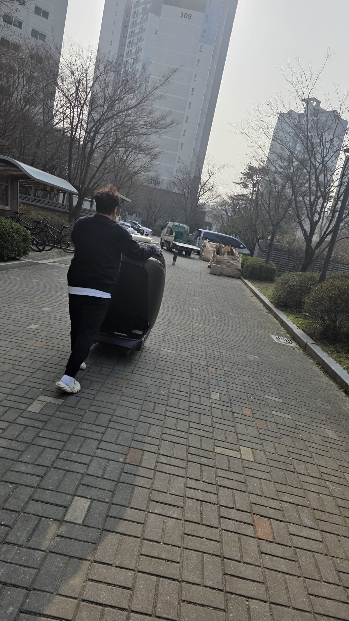 과천시 원문동 안마의자 아파트 단지 밖 반출 모습_에코프렌즈