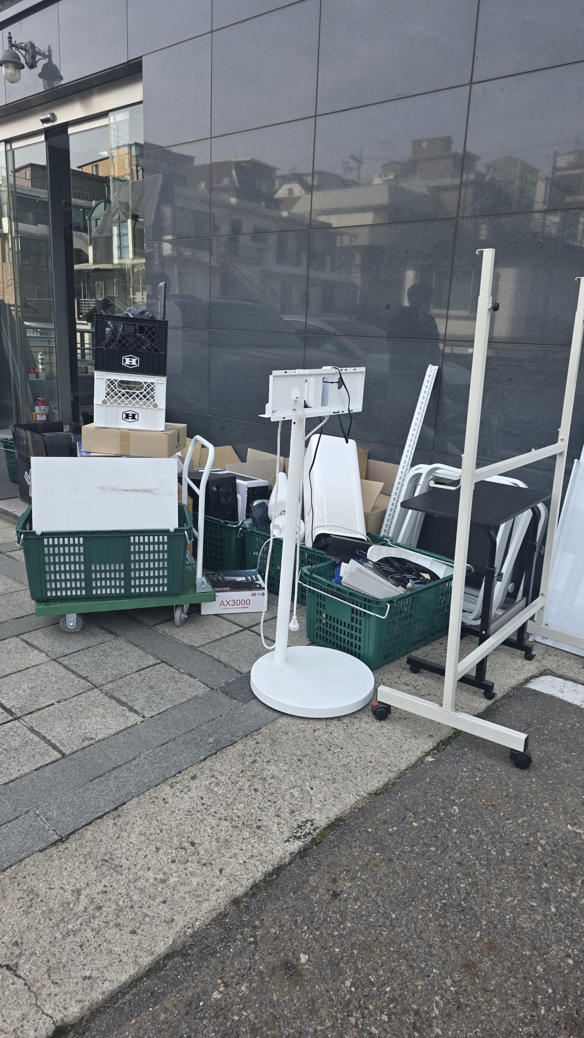 용산구 갈월동 회사 입구에 모아둔 사무실 폐기물 수거 전 모습_에코프렌즈