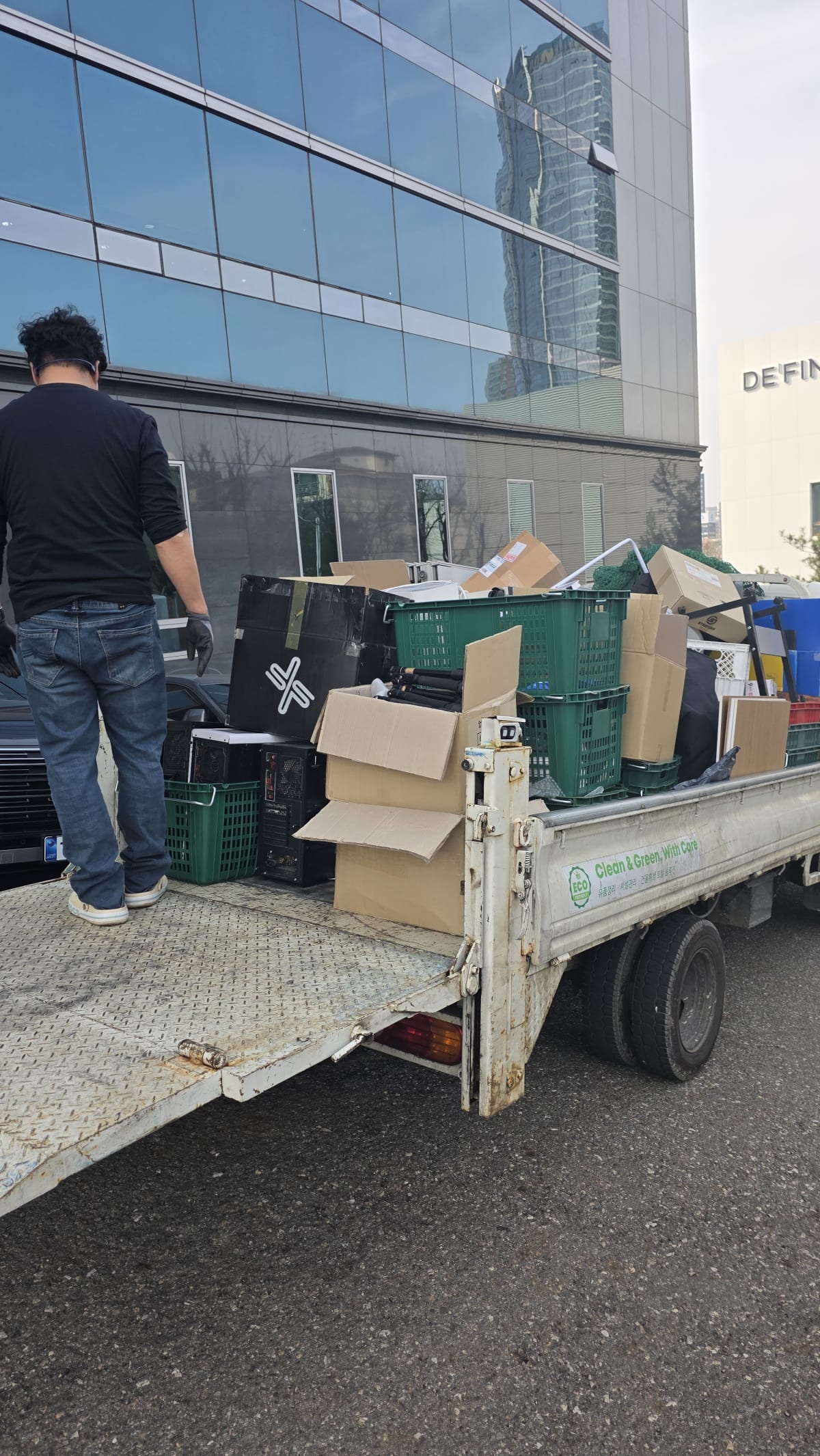 갈월동 회사폐기물을 차량에 빈틈없이 적재한 모습_에코프렌즈