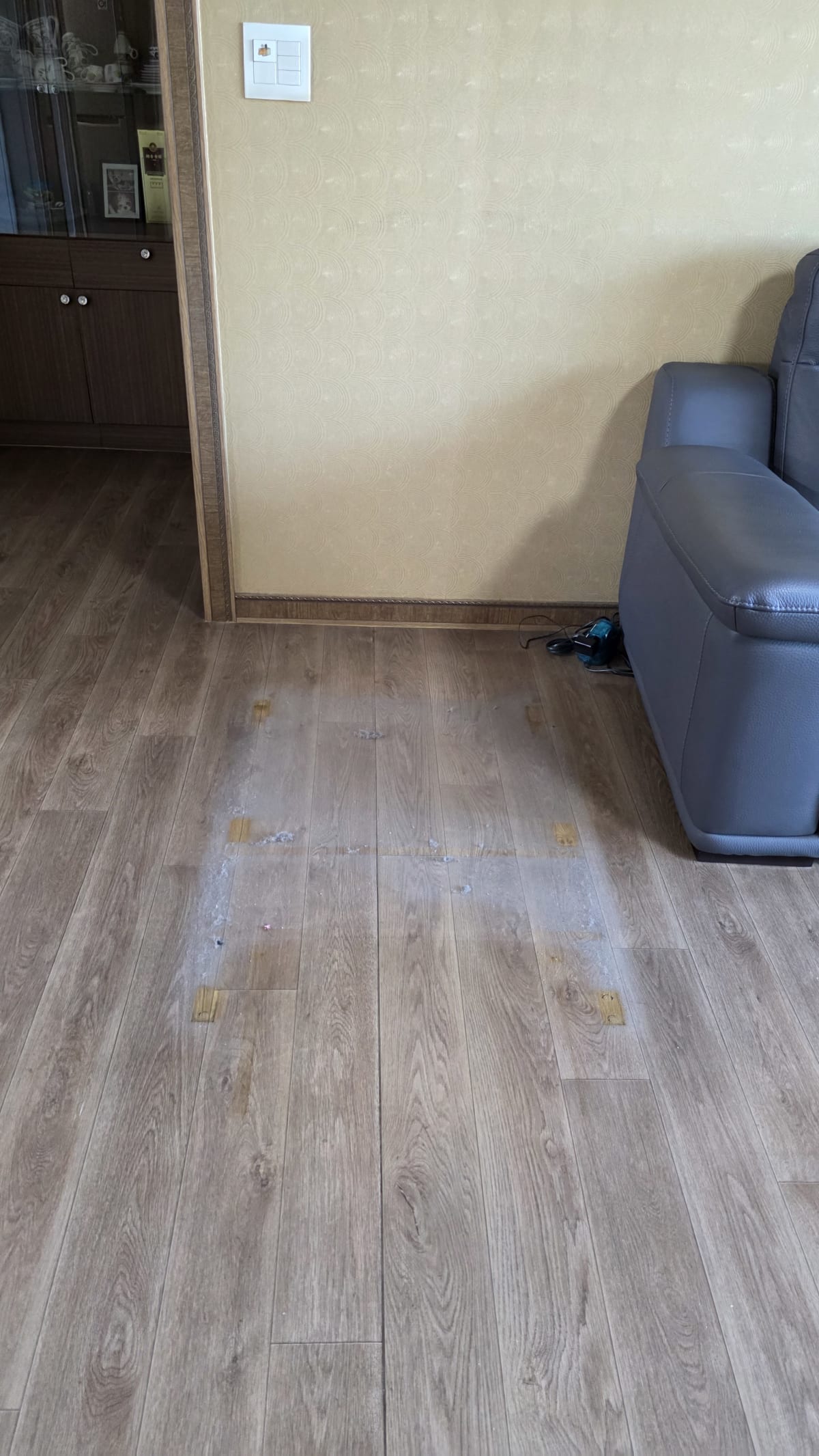 인천 미추홀구 용현동 아파트에서 대형 안마의자 수거 후 깨끗하게 비워진 거실 공간_에코프렌즈