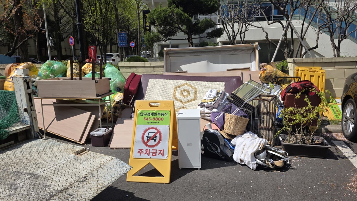 강남구 압구정현대아파트 이사폐기물 수거 전 대형 가구와 생활용품 전체 모습_에코프렌즈