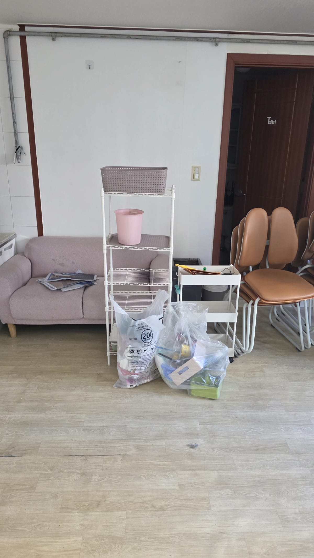 양천구 목동 4층 폐기물 수거 전 소파와 철제 선반, 의자 및 생활폐기물이 놓인 실내 모습_에코프렌즈