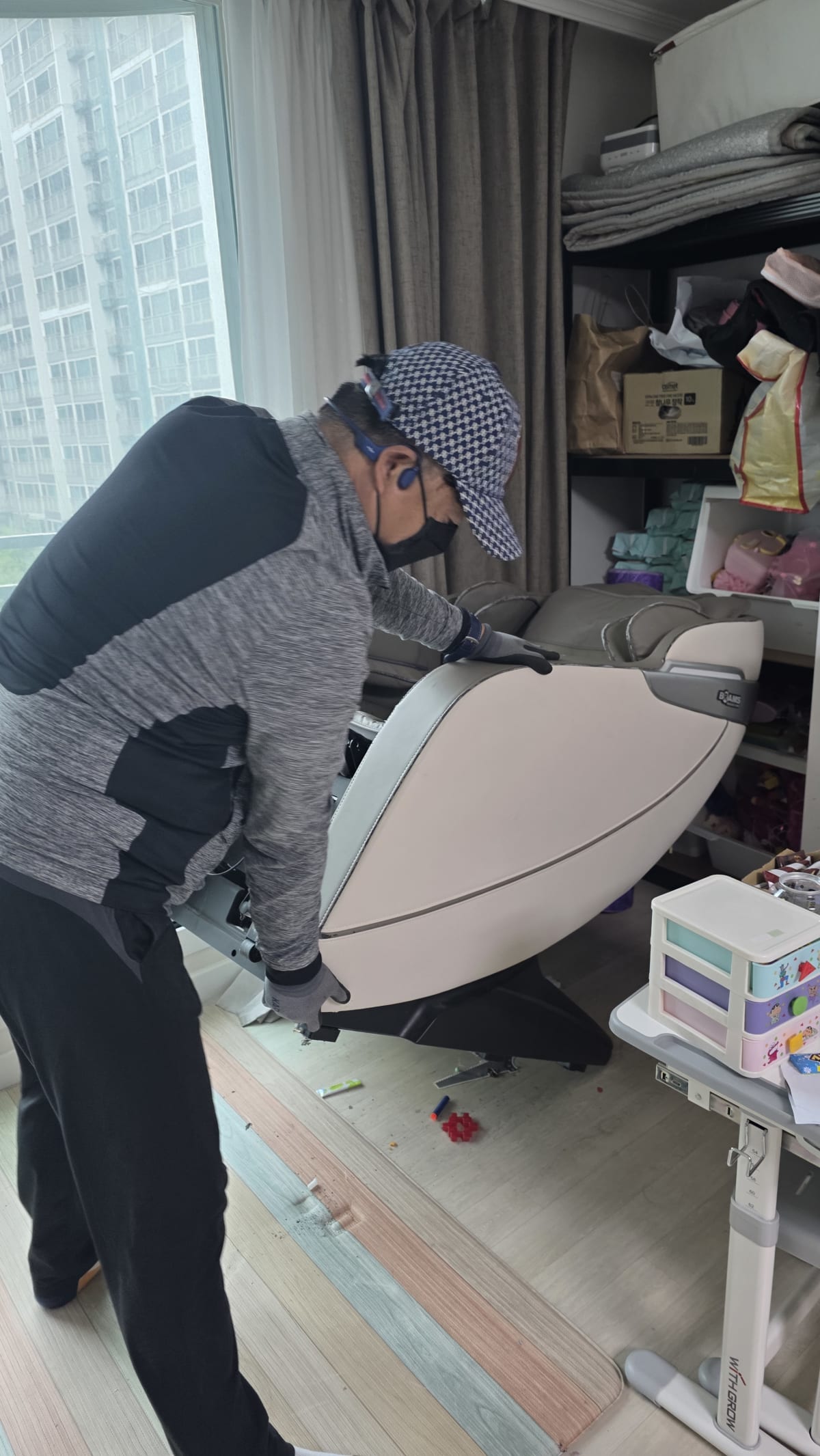 분해한 안마의자를 안전하게 이동하기 위해 준비하는 작업자_에코프렌즈