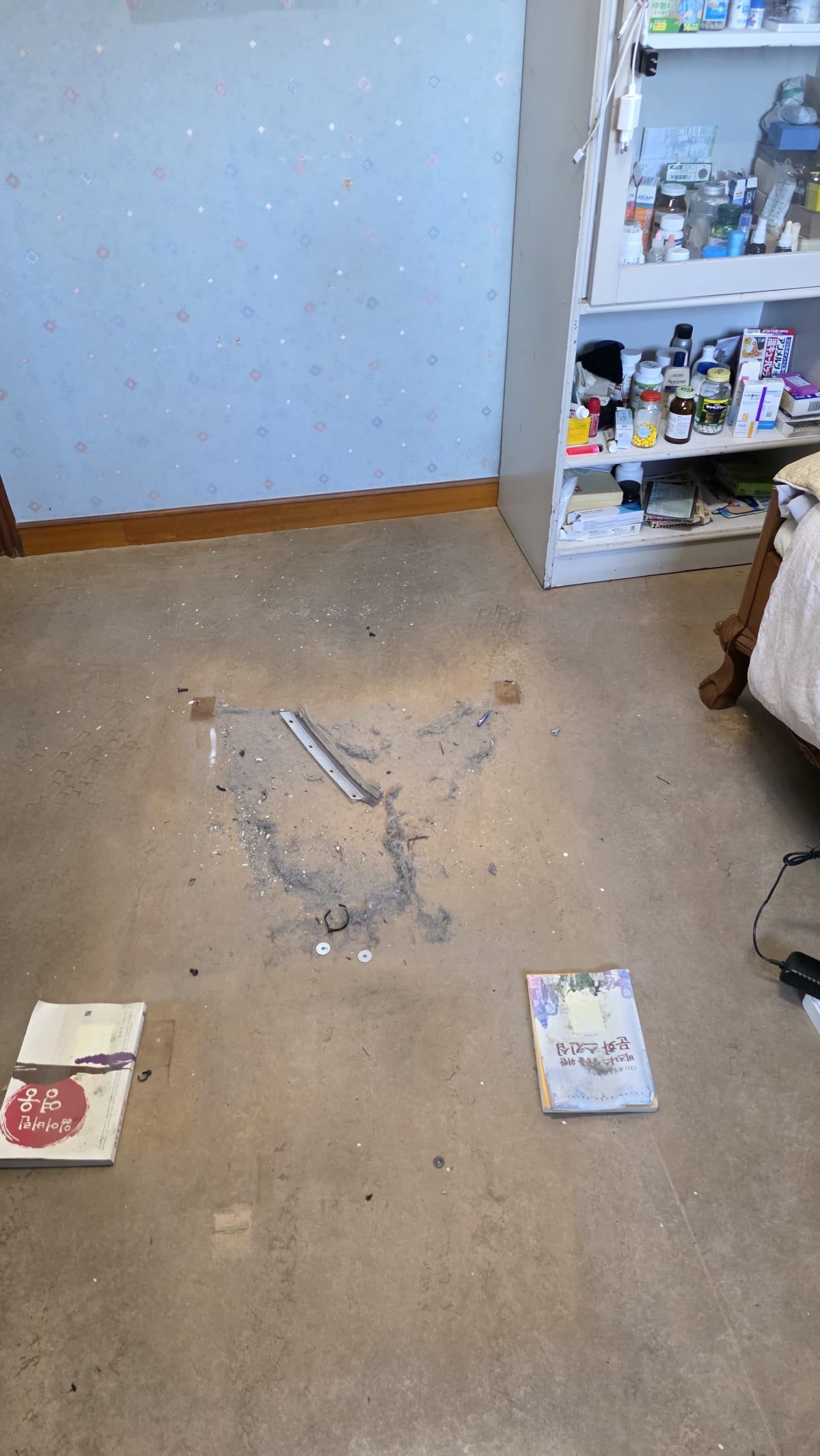 안마의자 철거 후 바닥에 먼지와 잔여물이 남아있는 실내 공간_에코프렌즈