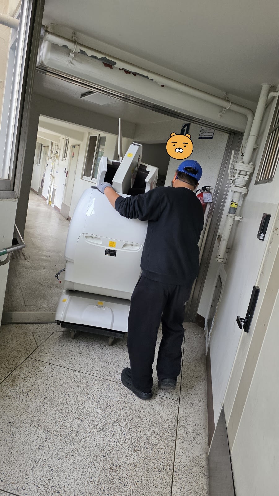 양천구 신정동 학마을아파트에서 분해한 안마의자 본체를 복도로 이동하는 모습_에코프렌즈