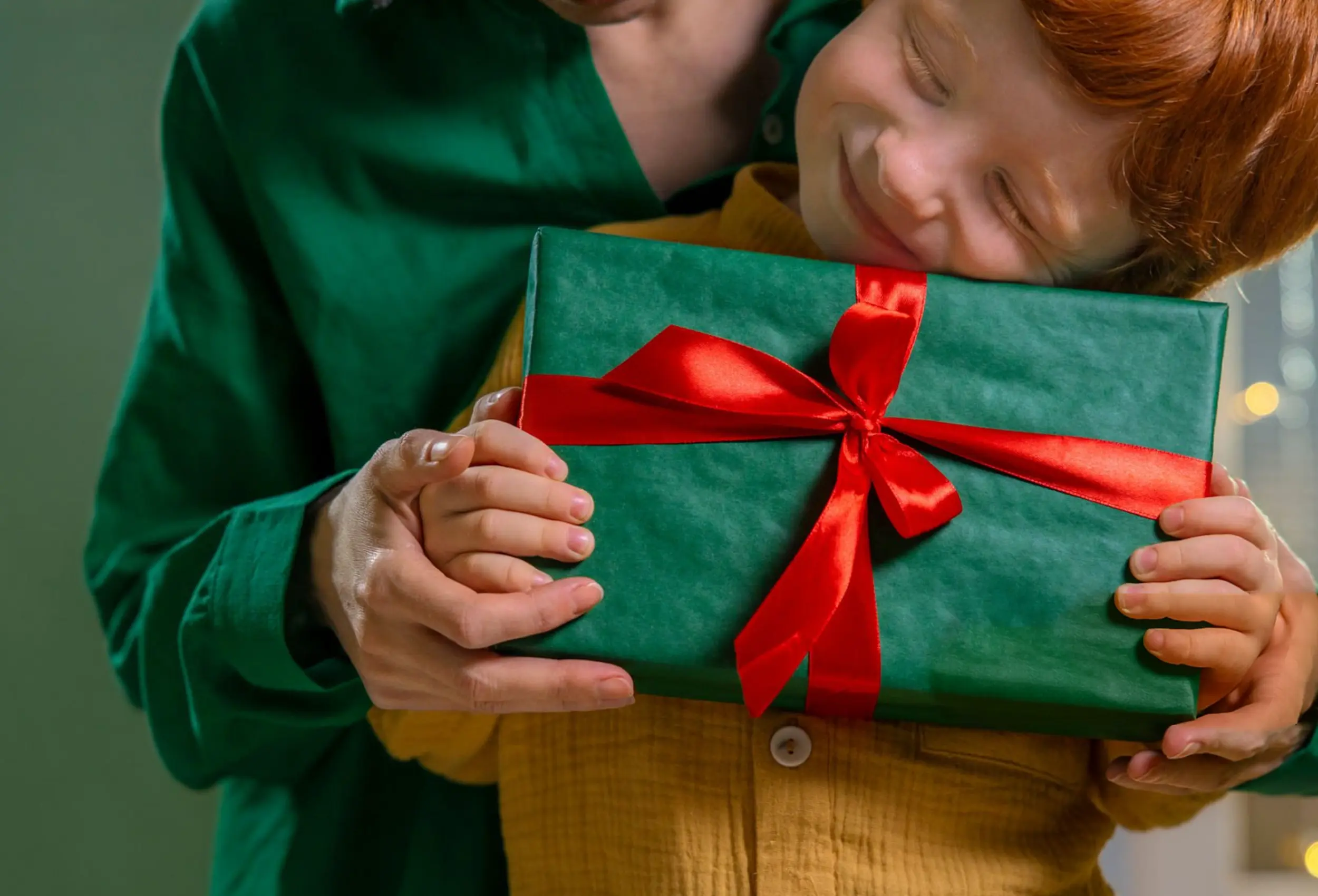 Pareja sosteniendo un cuadro personalizado de Pictura MX