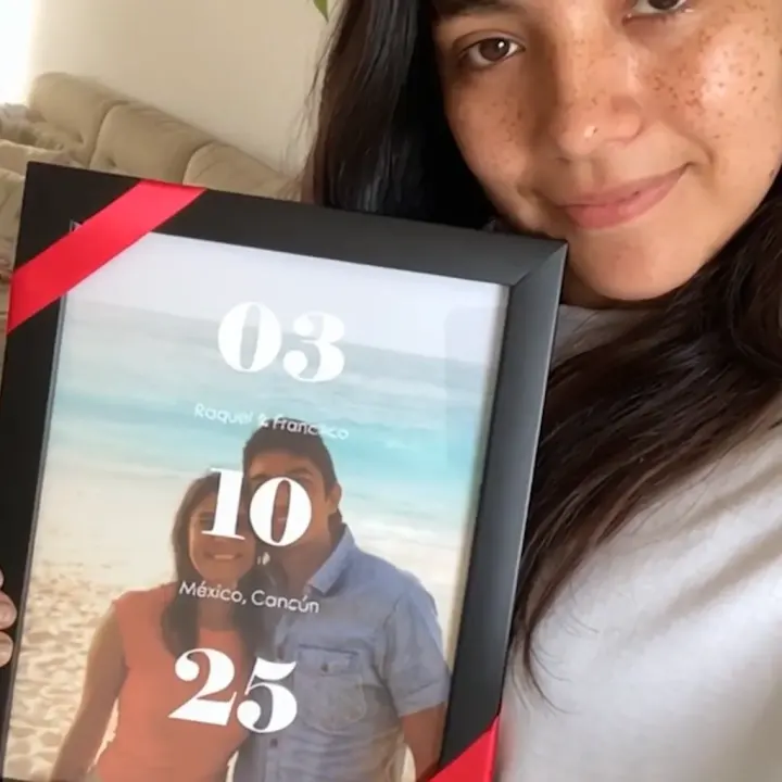 Cliente recibiendo su cuadro Pictura