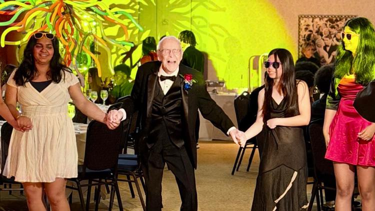 100-year-old WWII veteran attends prom in Illinois, a story of perseverance